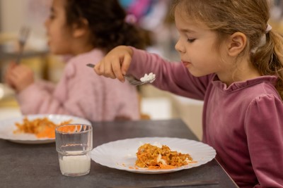 Barn som äter mat